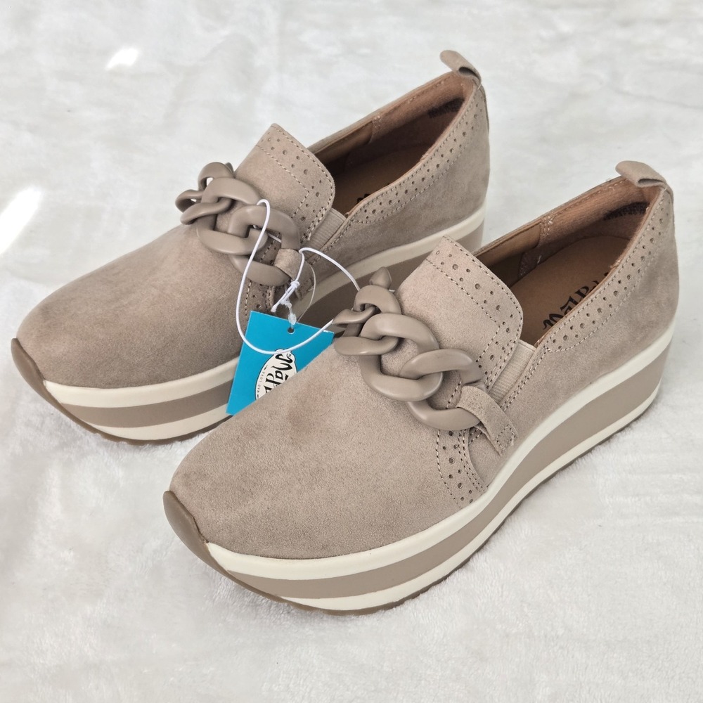 Mad Love Maryanne Platform Loafers Taupe Faux Suede Chain Accent Women's Sz 8.5